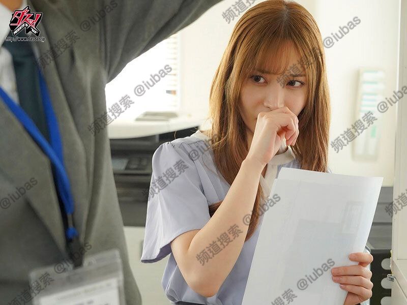 【Cuckold】 I was just chilling with her... Her handjob made my dick crazy.